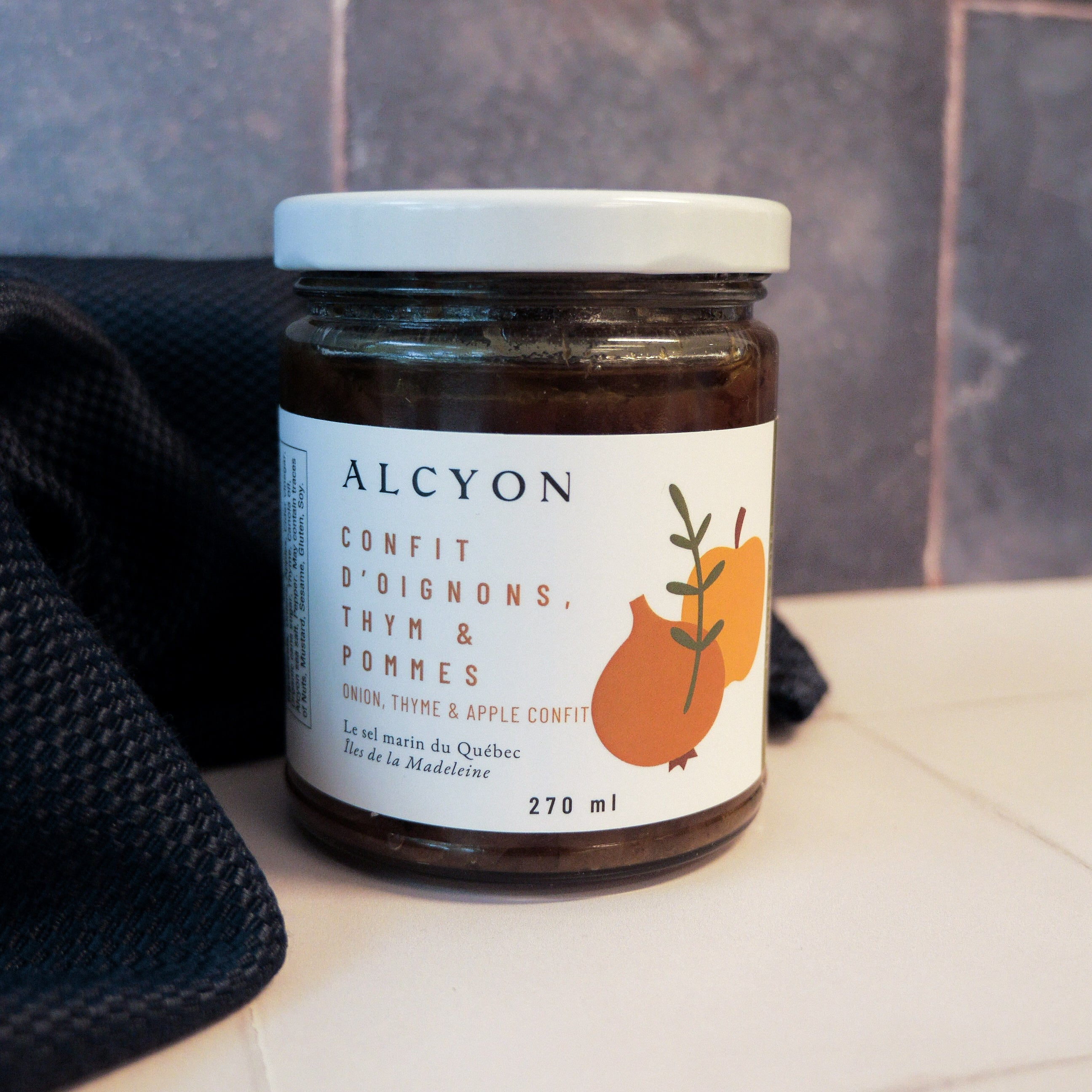 Confit d’oignons, thym & pommes