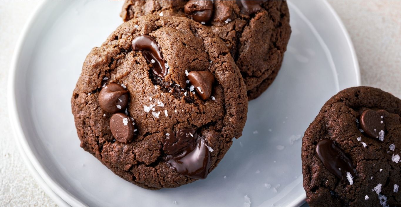 Biscuits aux pépites de chocolat avec une touche Alcyon : le duo irrésistible