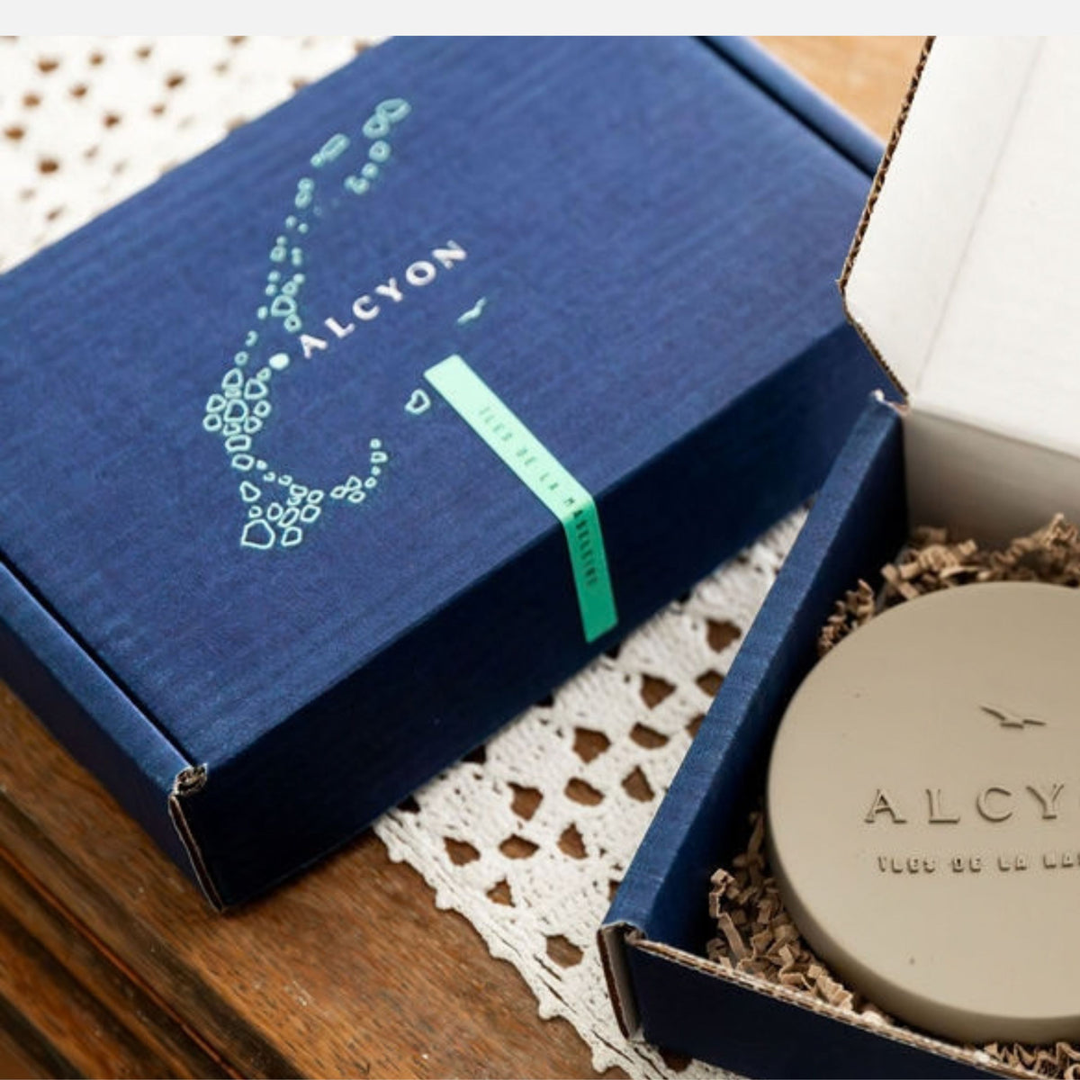 Coffret rituel marin — Porte-savon grège